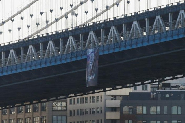 Tấm banner khổ lớn in hình Tổng thống Putin được treo bên cầu Manhattan, Mỹ. Ảnh: Reuters.