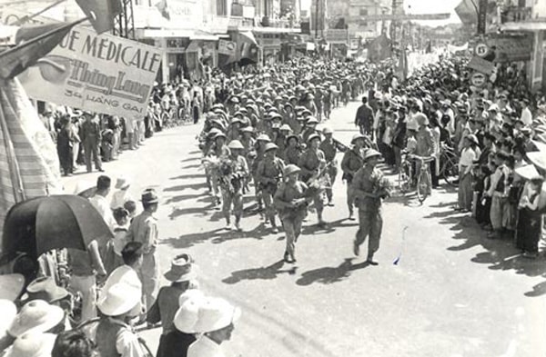 8h sáng ngày 10/10/1954, Trung đoàn Thủ đô thuộc Đại đoàn 308 tiến vào giải phóng Hà Nội trong rừng cờ hoa rực rỡ, trong tiếng reo hò của 20 vạn nhân dân Thủ đô.