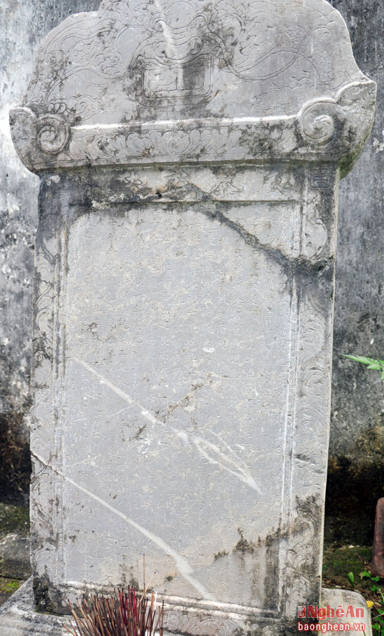 Trước cửa đền có tấm bia đá khắc bằng chữ Hán.