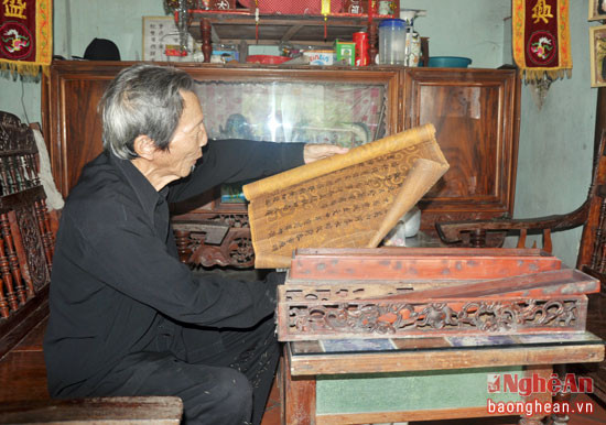 Ông Nguyễn Viết Dung hiện đang lưu giữ 4 sắc phong của các vị vua triều Nguyễn phong cho vị thần được thờ tại đền.