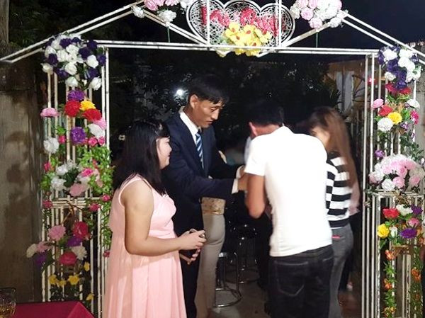 Lee Su Yong và Hải Yến đón khách tới dự lễ kết hôn của mình tại Nghệ An vào tối 7/10.