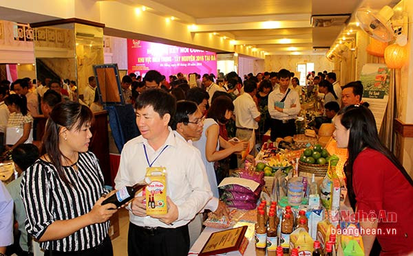Các doanh nghiệp Nghệ An giới thiệu các sản phẩm với doanh nghiệp các tỉnh, thành.
