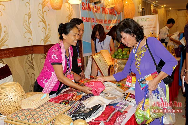 Nhiều sản phẩm của DN, HTX của Nghệ An được bán hết ngay tại hội nghị 
