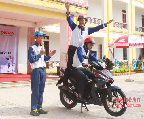 Kỹ thuật viên Công ty Honda Việt Nam mô phỏng những hành vi vi phạm giao thông mà học sinh thường mắc phải. 