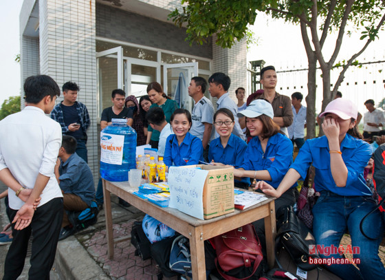 Cũng như các kỳ thi Đại học, THPT Quốc gia trước đó, kỳ thi tiếng Hàn lần nay, Trường Đại học Sư phạm kỹ thuật Vinh cũng lập một đội thanh niên tình nguyện giữ đồ, cung cấp nước uống miễn phí.  