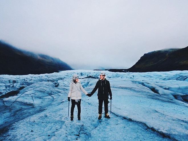 Họ chụp ảnh tại vùng băng giá ở Vatnajokull Glacier, Iceland, bên dưới là dòng sông băng lớn nhất châu Âu.