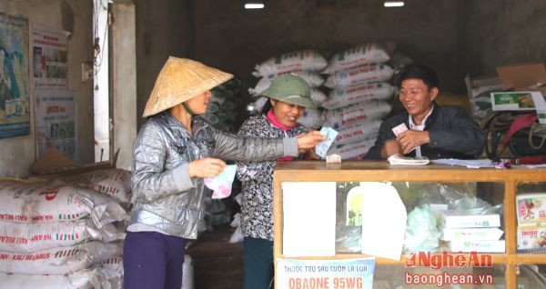 HTX nông nghiệp Thượng Sơn (Đô Lương) cung ứng vật tư phân bóncho bà con địa phương.