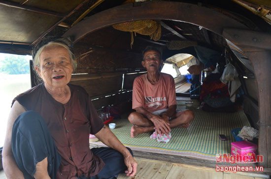 'Ngôi nhà' đồng thời là phương tiện mưu sinh của vợ chồng ông Trần Văn Thắng