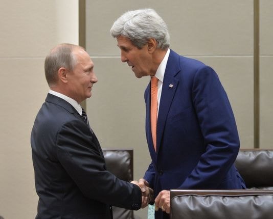 Tổng thống Putin và Ngoại trưởng Mỹ John Kerry hôm 5/9 ở Hàng Châu, Trung Quốc. Ảnh: AFP