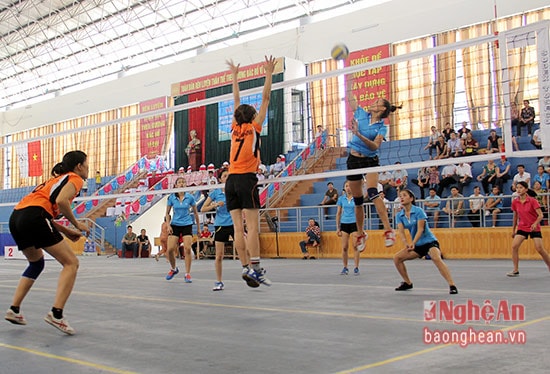 giữa đội tuyển bóng chuyền huyện Anh Sơn và đội tuyển thành phố Vinh trong trận chung kết giành ngôi vị nhất nhì.