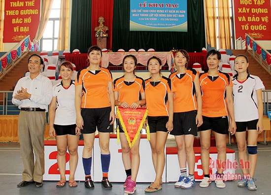 Ông Trần Văn Hường - Phó Chủ tịch Thường trực Hội Nông dân tỉnh trao giải nhất bộ môn bóng chuyền nữ mùa giải 2016 cho đội tuyển bóng chuyền nữ nông dân của thành phố Vinh.