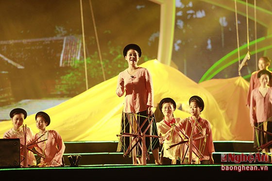 Phần trình diễn đặc sắc văn hóa xứ Nghệ trên sân khấu Khát vọng trẻ.