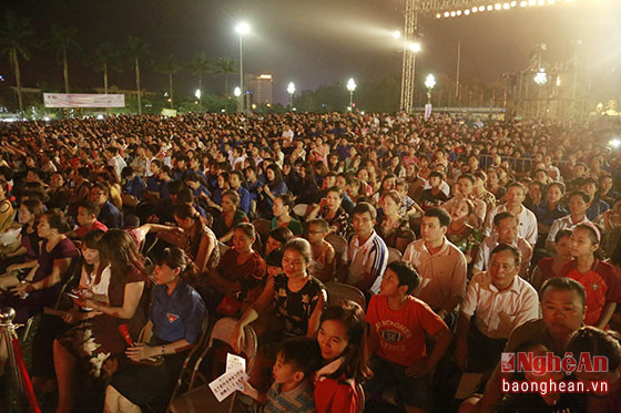Hàng vạn khán giả đến theo dõi tại Quảng trường Hồ Chí Minh.