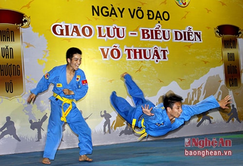 Tiết mục “Song luyện dao găm” của phái Vovinam.