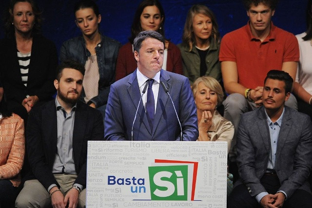 Thủ tướng Italia Matteo Renzi trong bài phát biểu vận động trưng cầu dân ý diễn ra tại Florence hôm 29/9. Ảnh: Getty Images.