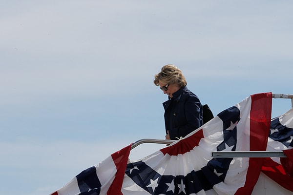 Bà Clinton đến sân bay St. Louis, bang Missouri, chuẩn bị tham dự cuộc tranh luận. Ảnh: Reuters