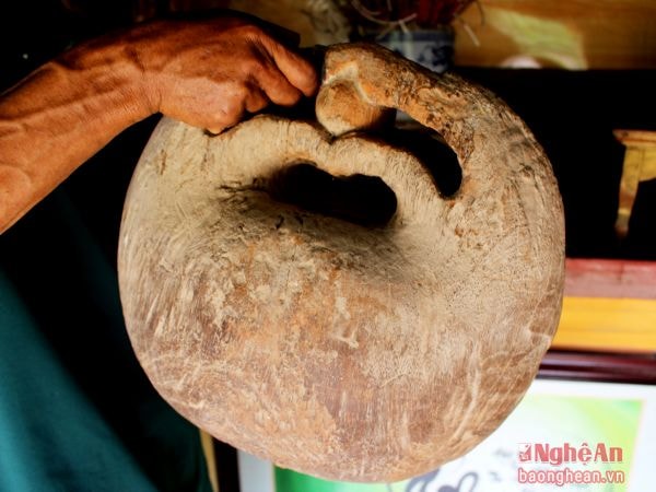 2.Chiếc mõ cổ đã nhuốm màu thời gian, nhưng tiếng mõ thì vẫn kêu vang. 