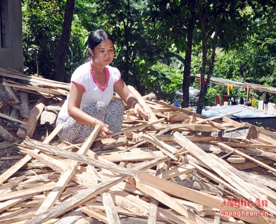 Dù tật nguyền nhưng Viêng Thị Thắm vẫn cố gắng làm mọi việc có thể