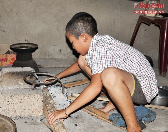 Vi Quốc Thắng giúp mẹ nhóm lửa nấu bữa trưa