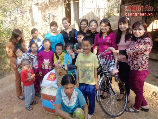 Những người bạn luôn ở bên cạnh giúp đỡ mẹ con Viêng Thị Thắm 