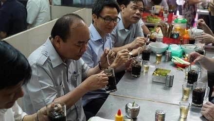Thủ tướng ăn phở và uống cà phê đá 8.000 đồng ở Sài Gòn.