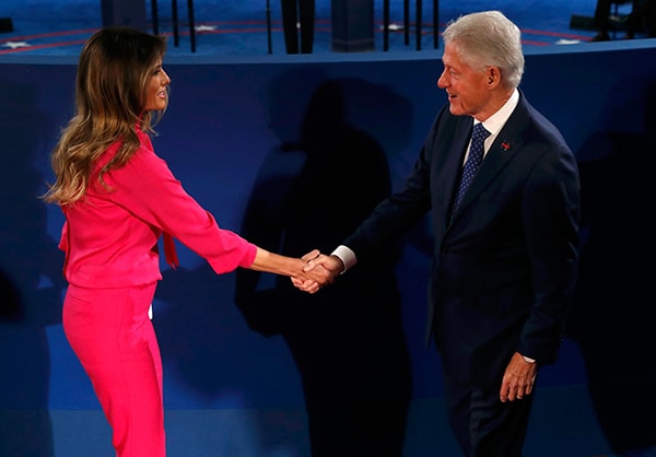 Cựu tổng thống Bill Clinton bắt tay bà Melania Trump. Ảnh: Reuters
