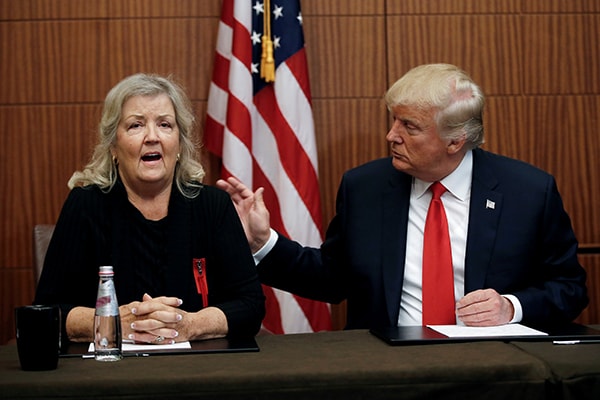 Ông Trump và một trong những người cáo buộc, bà Juanita Broaddrick. Ảnh: Reuters