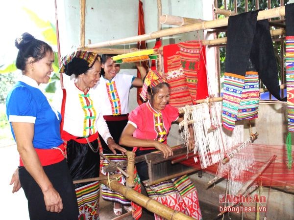 Phụ nữ bản Tồng Mòn, xã Nghĩa Thịnh (Nghĩa Đàn) tích cực phát triển nghề dệt thổ cẩm truyền thống. Ảnh: Thái Trường