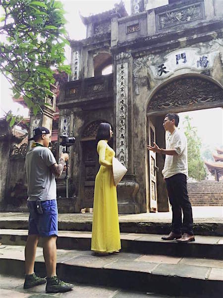Hoa hậu biển 2016 duyên dáng bên MC Đức Ken trong một cảnh quay. Ảnh: Facebook