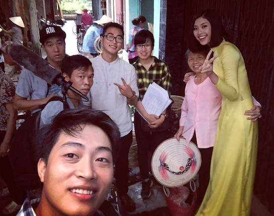 Cả ê-kíp chụp hình lưu niệm. Với chiều cao ấn tượng, Đào Thị Hà trở nên vô cùng nổi bật. Ảnh: Facebook