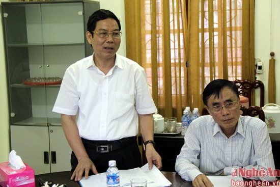 Ông Nguyễn Bằng Toàn báo cáo với đoàn công tác.