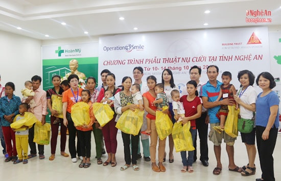 Dịp này, chương trình trao tặng quà cho những em nhỏ khuyết tật có hoàn cảnh khó khăn.