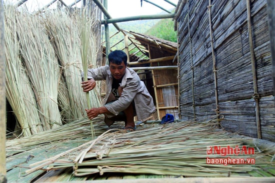 Hàng năm cứ bước vào mùa thu hoạch ngô, lúa người dân lại bắt tay vào sửa sang lại ngôi nhà.