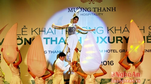 Chương trình văn nghệ của cán bộ công nhân viên khách sạn Mường Thanh chào mừng lễ khai trương.