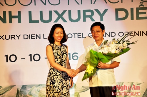 Bà Lê Thị Hoàng Yến - Tổng giám đốc tập đoàn khách sạn Mường Thanh tặng hoa cảm ơn đồng chí Nguyễn Xuân Sơn - Phó Bí thư Thường trực Tỉnh ủy, Chủ tịch HĐND tỉnh.