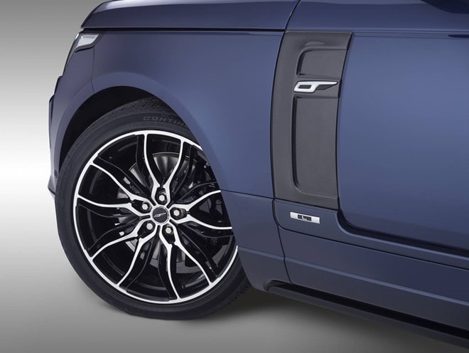 Về ngoại thất, bodykit được bổ sung một số chi tiết bằng sợi carbon như hệ thống hút khí, hốc gió trước và cản sau. Bộ vành đen bóng 22 inch của Tora Design giúp London Edition trở nên mạnh mẽ hơn. 