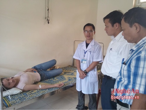 Chị Hoàng Thị Mai, xóm 11B bị sốt xuất huyết phát ban đang được điều trị tại Trạm y tế xã