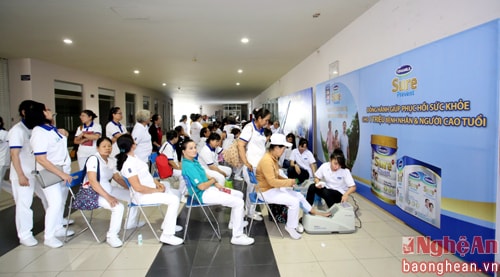 Hoạt động đo loãng xương cho người cao tuổi tham gia chương trình được hưởng ứng nhiệt tình