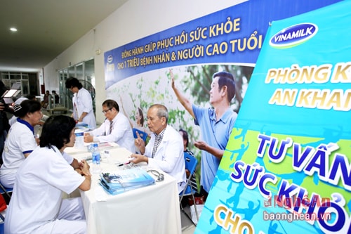 Các Bác sĩ Phòng Khám An Khang tư vấn sức khỏe và dinh dưỡng cho người cao tuổi