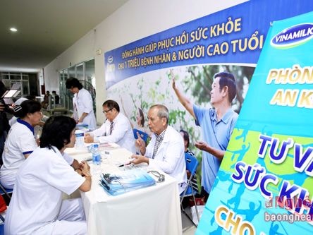 Các Bác sĩ Phòng Khám An Khang tư vấn sức khỏe và dinh dưỡng cho người cao tuổi