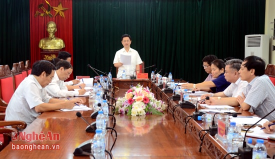 Đồng chí Nguyễn Xuân Sơn- Phó Bí thư Thường trực, Chủ tịch HĐND tỉnh chủ trì hội nghị.