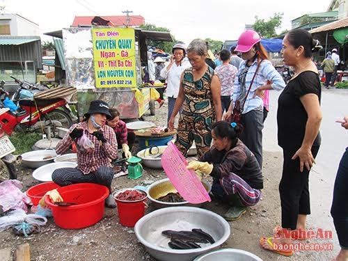 Chợ thủy sản đồng quê luôn thu hút nhiều khách hàng đến mua. Nhiều lúc cung không đủ cầu.