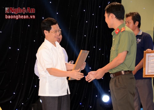 Đồng chí Nguyễn Xuân Sơn - Phó Bí thư Thường trực Tỉnh ủy, Chủ tịch HĐND tỉnh trao giải vàng cho các tác giả có tác phẩm xuất sắc.