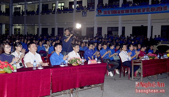 Gala cho sự tham gia của Thường trực Tỉnh đoàn, lãnh đạo Trường ĐH Vinh.