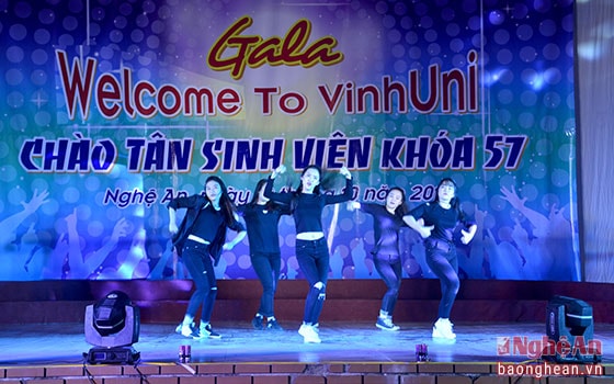 Tiết mục nhảy ấn tượng mở đầu chương trình của sinh viên Đại học Vinh.
