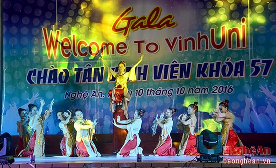 Xen kẻ những tiết mục văn nghệ sôi động là những tiết mục múa hết sức chuyên nghiệp.