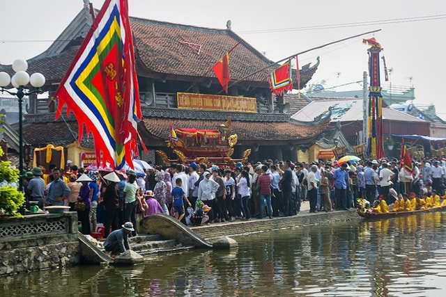  Hàng năm vào dịp rằm tháng 9 âm lịch, dân làng Hành Thiện (xã Xuân Hồng, Xuân trường, Nam Định) lại tổ chức lễ hội làng để suy tôn Đức Phật và thiền sư Không Lộ người giỏi chữa bệnh lại giỏi cả thơ văn, ông tổ nghề đúc đồng, nhà kiến trúc tài giỏi có công phò vua giúp nước.