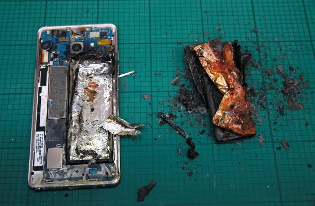 Pin Samsung Note 7 bị cháy đen sau thử nghiệm trong phòng thí nghiệm tại Singapore. Ảnh: Edgar Su.