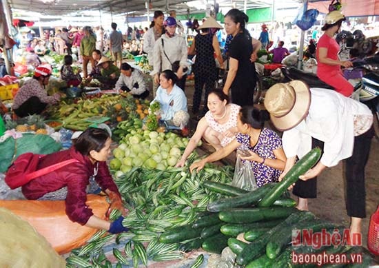 Chợ đầu mối luôn nhộn nhịp từ lúc 3-4 giờ sáng đến tận hôm sau