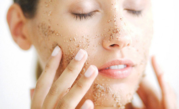 Tẩy da chết với sản phẩm dạng hạt không khiến làn da sạch hơn mà ngược lại, da sẽ sản sinh ra nhiều dầu hơn vì bị mất độ ẩm.